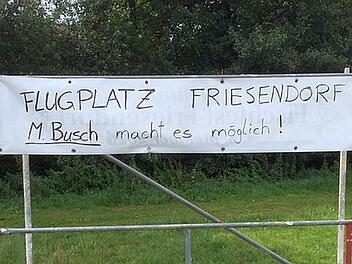 Die Kabelbinder durchgeschnitten, herumgedreht und zum Demo-Plakat umfunktioniert: ein Werbebanner des Kameradschaftsvereins für das Fischfest wurde in der Nacht auf Dienstag beschädigt. Fotos: privat