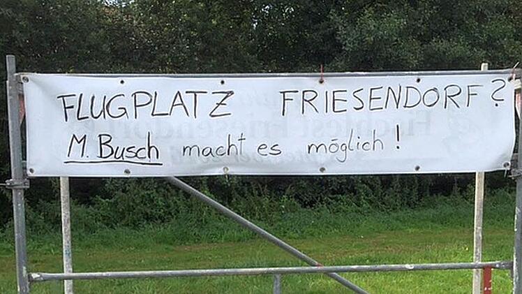 Die Kabelbinder durchgeschnitten, herumgedreht und zum Demo-Plakat umfunktioniert: ein Werbebanner des Kameradschaftsvereins für das Fischfest wurde in der Nacht auf Dienstag beschädigt. Fotos: privat