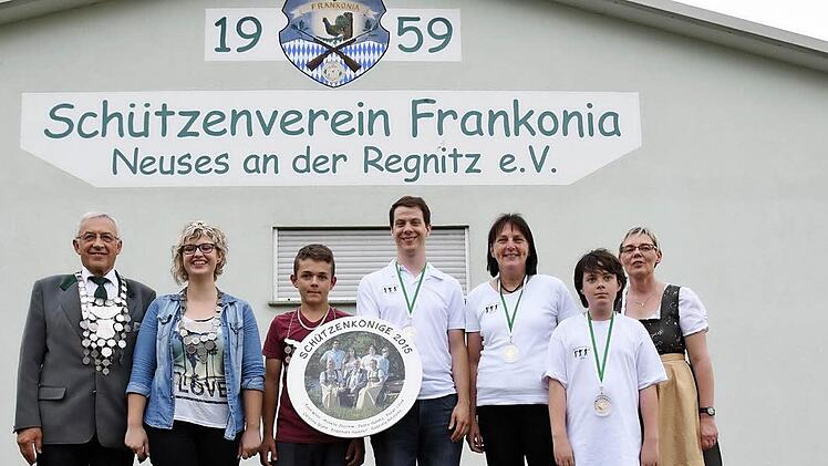 Die Schützenkönige (von links): Manfred Schindler, Fenja König, Niclas Liebich, Philipp Neudecker, Monika Endrizzi, Julian Bergmann, Gabriela Nitzsche  Foto: Mathias Erlwein