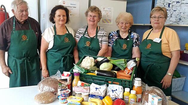 Karl-Heinz K&ouml;rner, Heidi P&uuml;ls, Brigitte K&ouml;rner, Klara Bornkessel und Marie-Luise Breunlein sind nur f&uuml;nf von mehr als 50 Helfern, die jede Woche die Verteilung von &uuml;brig gebliebenen Lebensmitteln an Bed&uuml;rftige erm&ouml;glichen. Foto: privat