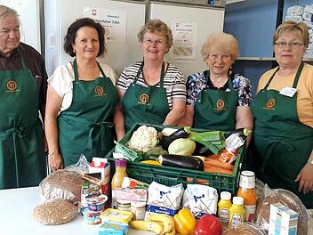 Karl-Heinz Körner, Heidi Püls, Brigitte Körner, Klara Bornkessel und Marie-Luise Breunlein sind nur fünf von mehr als 50 Helfern, die jede Woche die Verteilung von übrig gebliebenen Lebensmitteln an Bedürftige ermöglichen. Foto: privat