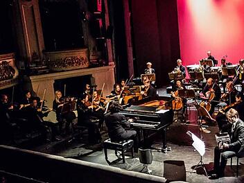 Juan Esteban Cuacci am Flügel und Marcelo Mercadante am Bandoneon waren die Solisten beim Sonderkonzert "Philharmonic goes Tango" im Landestheater. Foto: Jochen Berger