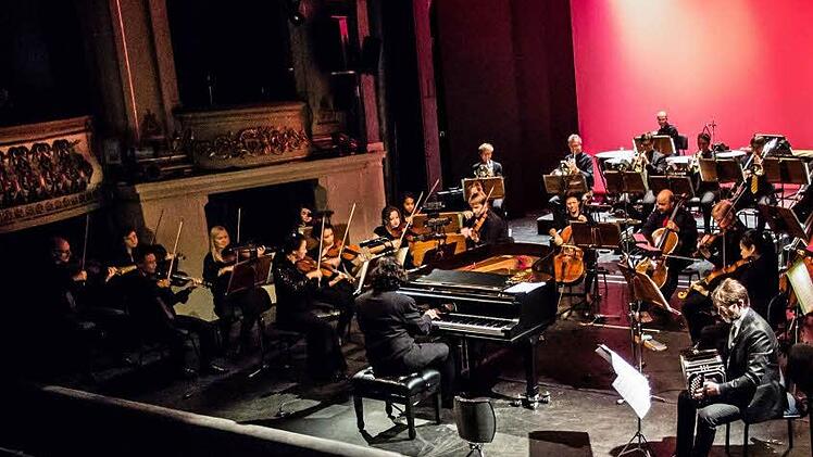 Juan Esteban Cuacci am Flügel und Marcelo Mercadante am Bandoneon waren die Solisten beim Sonderkonzert "Philharmonic goes Tango" im Landestheater. Foto: Jochen Berger
