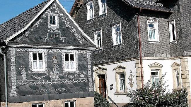 Restauriertes Austragshäuschen eines Bauernhauses in Neukenroth. 1979 wurde die Stanniol-Verzierung auf der Schieferfassade erneuert. Foto: Gerd Fleischmann