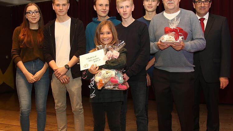Die Mannschaft des Jahres in der Gemeinde Untersiemau ist die 1. Jungenmannschaft im Tischtennis des TSV Untersiemau (von links): Ramona Feiler, Florian Glaw-Scholz, Jonah Herr, Adrian Fugmann, Simon Voigt, Abteilungsleiter Thomas Bürger  und Bürgermeister Rolf Rosenbauer. Foto: Michael Stelzner