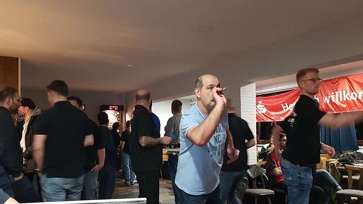 Hochbetrieb herrschte am Freitagnacht beim Dartclub Twenty Sixers in Wildenheid. An vier Elektro-Automaten wurde bis weit nach Mitternacht um den Turniersieg gedartet. Dabei standen sich 49 Teilnehmer nicht nur gegenüber, sondern phasenweise auch Rücken an Rücken.
