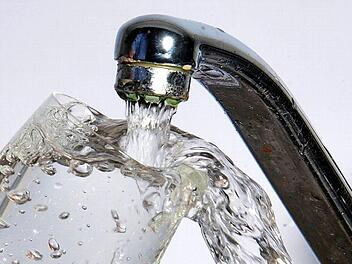 Die Arsen-Konzentration im Hemhofener Trinkwasser schwankt seit Jahren relativ stark. Die Gr&uuml;nen bem&auml;ngeln, dass ein &uuml;berschrittener Grenzwert nicht bekanntgemacht worden sei. Foto: Jochen Eckel, dpa