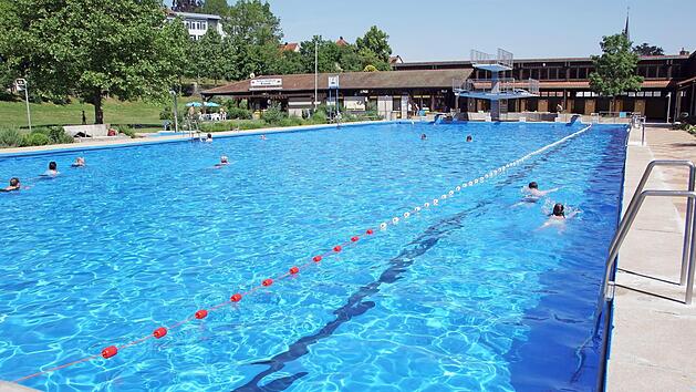 Das Freibad in Eltmann &ouml;ffnet ab Donnerstag wieder. Badeg&auml;ste m&uuml;ssen sich allerdings auch im Schwimmbecken an Abstandsregeln halten.  Foto: Sabine Weinbeer/Archiv