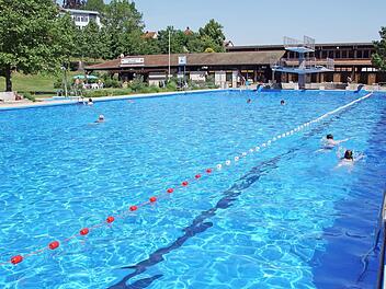 Das Freibad in Eltmann öffnet ab Donnerstag wieder. Badegäste müssen sich allerdings auch im Schwimmbecken an Abstandsregeln halten.  Foto: Sabine Weinbeer/Archiv