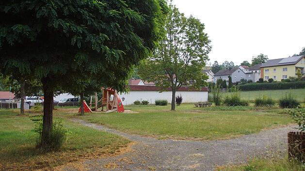 Die Stadt Eltmann reagiert mit einem neuen Kindergartenkonzept auf den Kindersegen der vergangenen Jahre. Zu dem Konzept geh&ouml;rt ein Neubau f&uuml;r  eine viergruppige  Kindertagesst&auml;tte  auf diesem Grundst&uuml;ck neben dem ehemaligen Edeka-Markt in Eltmann. Sabine Weinbeer