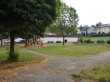 Die Stadt Eltmann reagiert mit einem neuen Kindergartenkonzept auf den Kindersegen der vergangenen Jahre. Zu dem Konzept gehört ein Neubau für  eine viergruppige  Kindertagesstätte  auf diesem Grundstück neben dem ehemaligen Edeka-Markt in Eltmann. Sabine Weinbeer