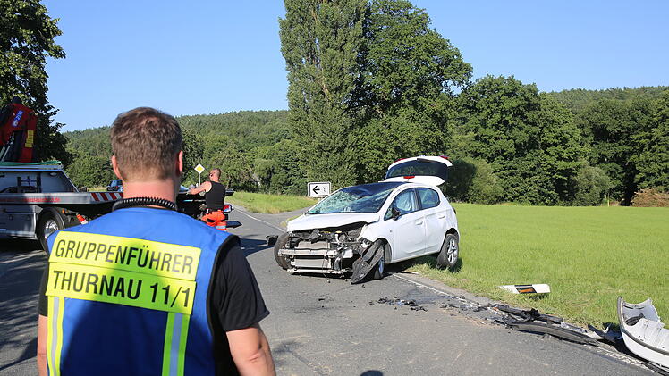 Auto &uuml;berschl&auml;gt sich nach Kollision mit Traktorgespann