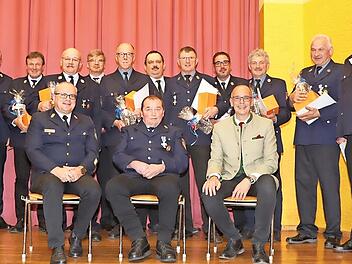 Die Geehrten f&uuml;r 40 Jahre im Dienst der Feuerwehr freuen sich unter anderem mit der Feuerwehrbeauftragten des Landkreises Lichtenfels Nicole Hopf (l.), B&uuml;rgermeisterin Christine Frie&szlig; (2. v. l.), Kreisbrandinspektor Thilo Kraus (3. v. l.) und Land...