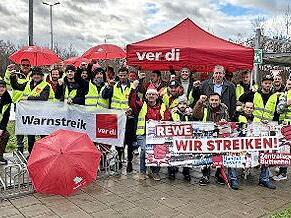 Die Beschäftigen des Rewe-Lages kämpfen weiter für mehr Lohn.