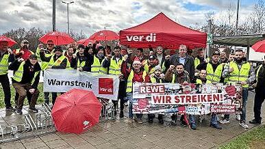 Die Beschäftigen des Rewe-Lages kämpfen weiter für mehr Lohn.