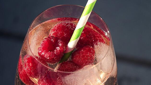 Der Peach-Perfect-Spritz mit Himbeergarnitur wird zum Sommerdrink 2025.