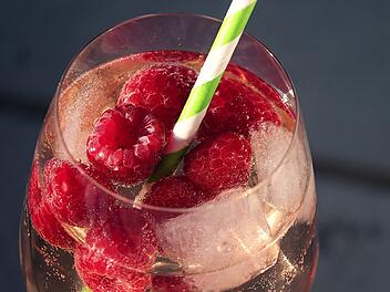 Der Peach-Perfect-Spritz mit Himbeergarnitur wird zum Sommerdrink 2025.