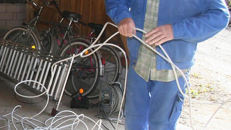 Klaus-Peter Kupfer (54) lässt sich vom Kabelsalat nicht ins Bockshorn jagen.