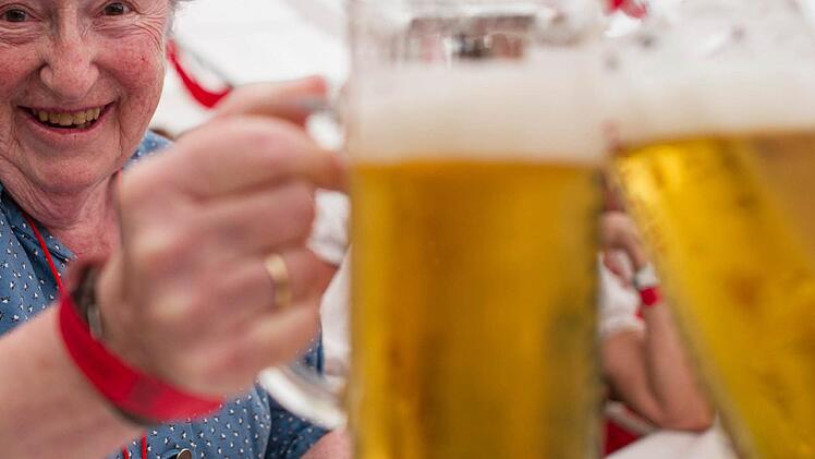 ZuprostenUnbedingt notwendig. Kann man nicht oft genug machen. Aber: Nicht zu fest anstoßen, das kann zu Glas- oder Krugbruch führen. Und: Dem Gegenüber immer in die Augen schauen. Das schafft Vertrauen. Manche Freundschaft ist so entstanden. Foto: Uwe Anspach/dpa