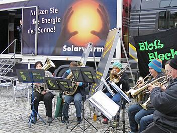 Die Musikgruppe "Bloß Blech" sollte für die richtige Stimmung sorgen.   Fotos: Mona Lisa Eigenfeld
