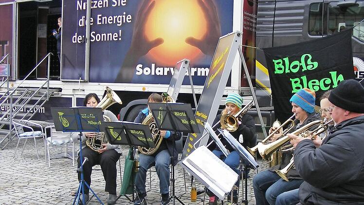 Die Musikgruppe "Bloß Blech" sollte für die richtige Stimmung sorgen.   Fotos: Mona Lisa Eigenfeld
