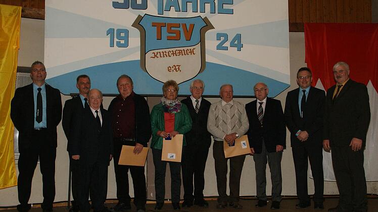 Zur Ehrung für 50-jährige Mitgliedschaft wurden auch Altbürgermeister Siegmund Kerker (3.v.r.) und der frühere Spielgruppenleiter Ludwig Vogt (3.v.l.) auf die Bühne gebeten (linkes Bild). Die TSVler auf dem rechten Bild sind dem Verein sogar schon 55 Jahre treu.  Fotos: Sabine Weinbeer