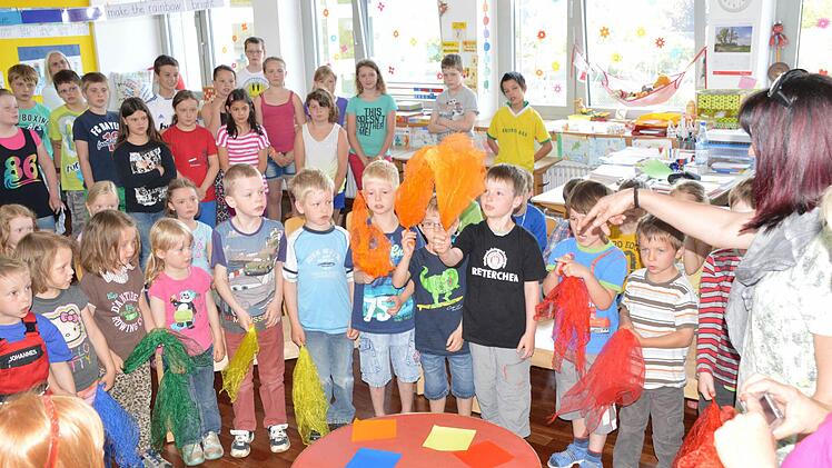 An der Grundschule Untermerzbach ließen die Kinder musikalisch die regenbogenfarben erstrahlen.  Foto: p
