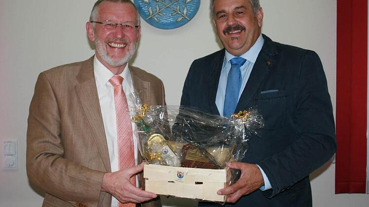 Bürgermeister Waldemar Bug (links) dankt dem 3. Bürgermeister Egon Kessler für 25 Jahre Tätigkeit im Gemeinderat. Foto: Sell