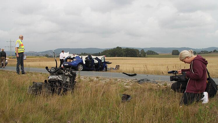 Am Unfallort waren auch Kamerateams. Foto: Jürgen Gärtner