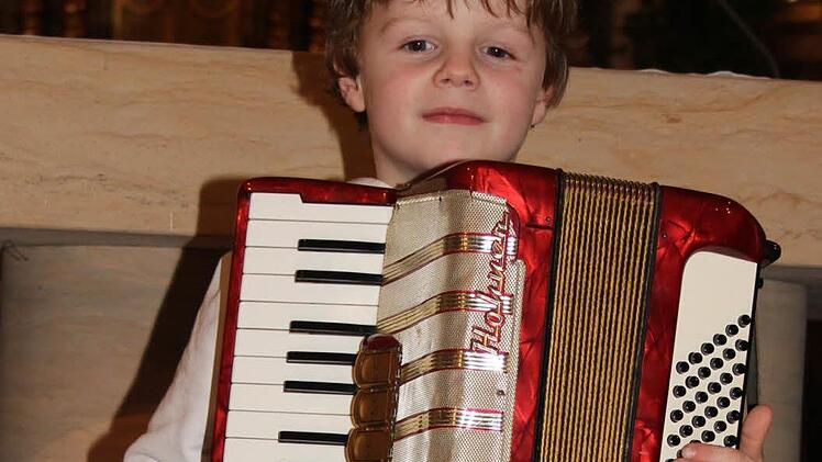 Jonas Hagen ist erst sechs Jahre alt und wagte sich schon alleine mit seinem Akkordeon auf die Bühne. Foto: Sonja Adam