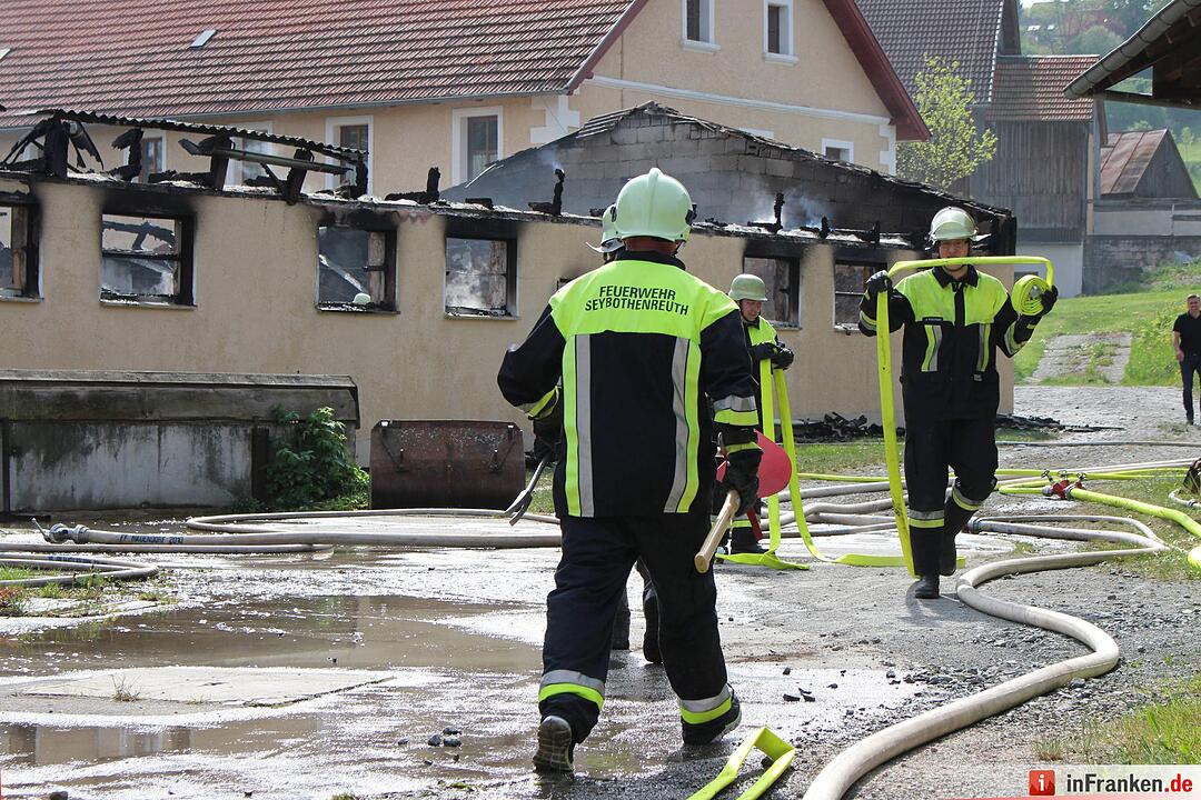 Hoher Sachschaden bei Scheunenbrand - Sieben Verletzte