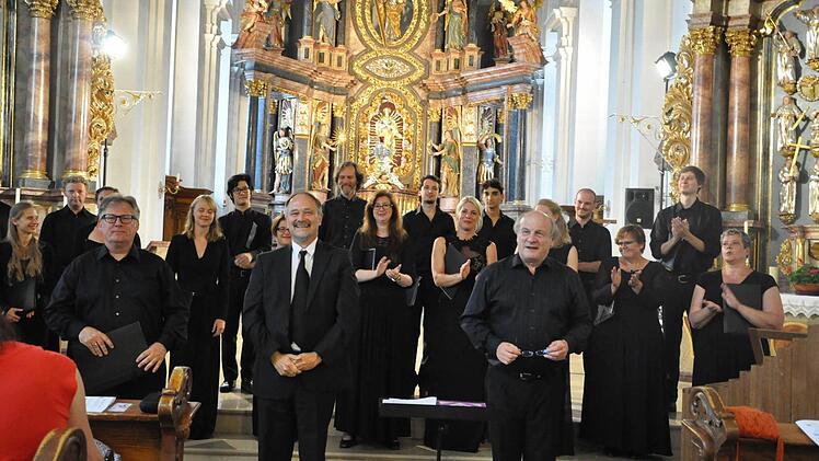 Der Süddeutsche Kammerchor sang in der Klosterkirche Hammelburg vertonte Gedichte von Friedrich Rückert. Foto: Jacqueline Vera Mihm