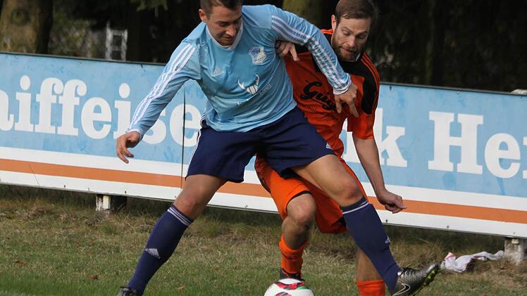 Benedikt Jungwirth schirmt gegen Thomas Marquardt (Heroldsbach) ab.