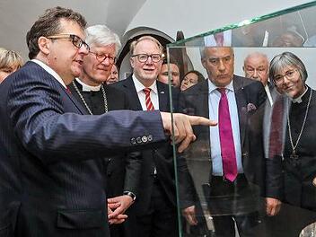 Richard Loibl, Direktor des Hauses der Bayerischen Geschichte, führte die Ehrengäste durch die Ausstellung. Foto: Barbara Herbst