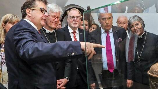 Richard Loibl, Direktor des Hauses der Bayerischen Geschichte, führte die Ehrengäste durch die Ausstellung. Foto: Barbara Herbst
