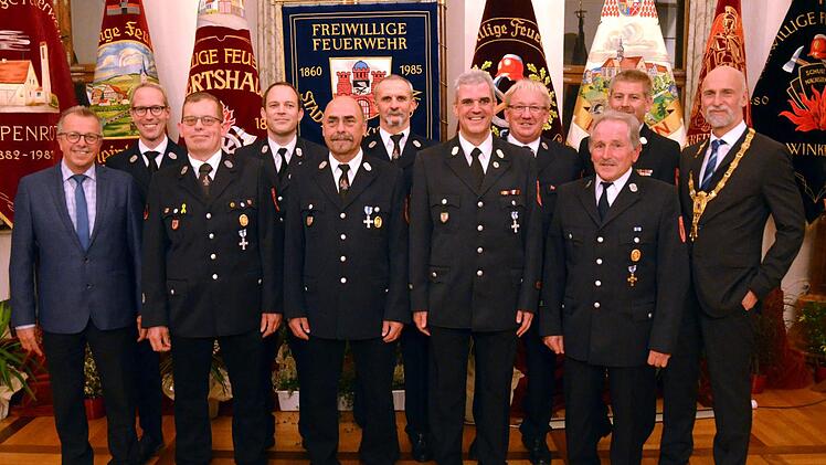 Das Staatliche Ehrenkreuz für 25 und  40 Dienstjahre überreichten der  stellvertretende Landrat und Oberbürgermeister gemeinsam. Auf unserem Foto (von links) Emil Müller, Andreas Klauda, Tobias Lutz, Andreas Kröber, Michael Rüttinger, Arno Kleinhenz, Michael Wolf, Ralf Schöniger, Gerhard Schlereth, Kreisbrandmeister Steffen Kiesel und Kay Blankenburg. Foto: Peter Rauch
