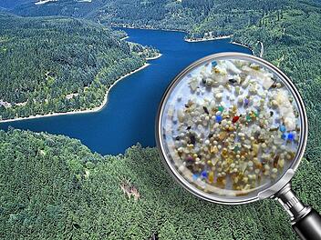 Wasser unter der Lupe: Dass Mikroplastikpartikel in Proben vom Oberflächenwasser der Ködeltalsperre gefunden wurden, steht bereits fest. Nicht jedoch in welcher Konzentration. Vorgestellt wird die Studie erst gegen Ende des Jahres. Luftbild: fwo,  Foto: Oregon State University, dpa / Collage: Dagmar Klumb