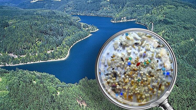 Wasser unter der Lupe: Dass Mikroplastikpartikel in Proben vom Oberflächenwasser der Ködeltalsperre gefunden wurden, steht bereits fest. Nicht jedoch in welcher Konzentration. Vorgestellt wird die Studie erst gegen Ende des Jahres. Luftbild: fwo,  Foto: Oregon State University, dpa / Collage: Dagmar Klumb