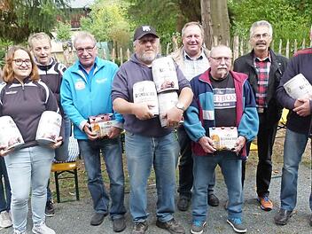 Die Vertreter der Siegermannschaften mit Bürgermeister Volker Schmiechen (Vierter von rechts) Foto: Werner Oetter