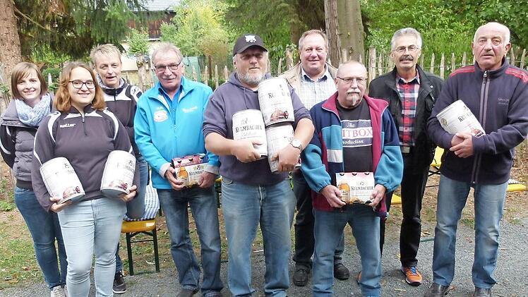 Die Vertreter der Siegermannschaften mit Bürgermeister Volker Schmiechen (Vierter von rechts) Foto: Werner Oetter