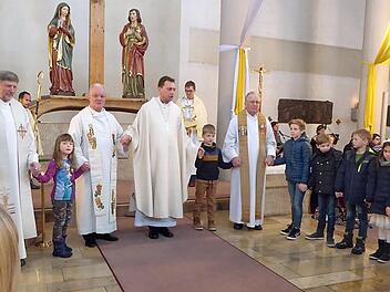 Die Kinder beim Vaterunser mit Weihbischof Herwig Gössl und den Patres Heinz Weierstraß, Richard Brütting und Josef Brandl  Fotos: Heidi Amon