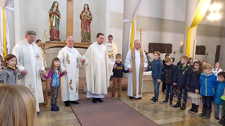 Die Kinder beim Vaterunser mit Weihbischof Herwig Gössl und den Patres Heinz Weierstraß, Richard Brütting und Josef Brandl  Fotos: Heidi Amon