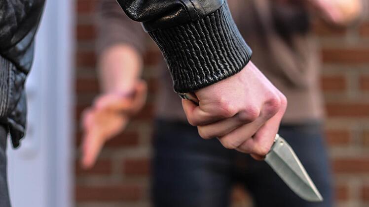Die Bundespolizisten fanden im offenen Seitenfach des Rucksackes des Jugendlichen ein Küchenmesser, das eine Klingenlänge von 23 Zentimetern aufwies. Symbolfoto: Christopher Schulz