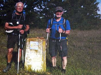 Gerhard Beitzinger und Edgar Renk sind im christlichen Glauben in neun Jahren den Jakobsweg von Tschirn bis Santiago de Compostela mit über 3.200 Kilometer zu Fuß gelaufen. Foto: Michael Wunder