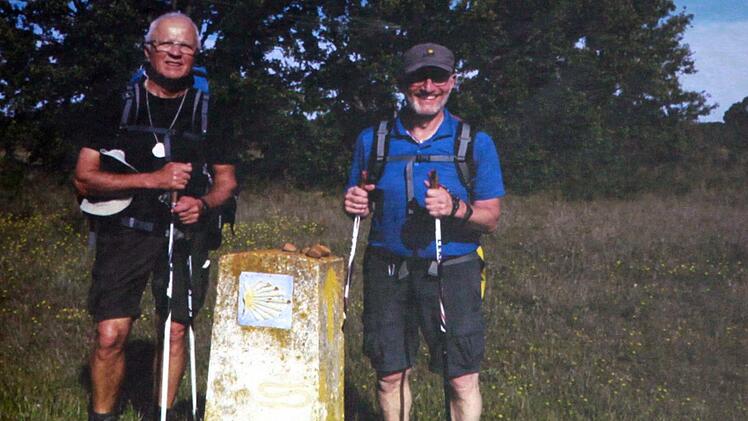Gerhard Beitzinger und Edgar Renk sind im christlichen Glauben in neun Jahren den Jakobsweg von Tschirn bis Santiago de Compostela mit über 3.200 Kilometer zu Fuß gelaufen. Foto: Michael Wunder