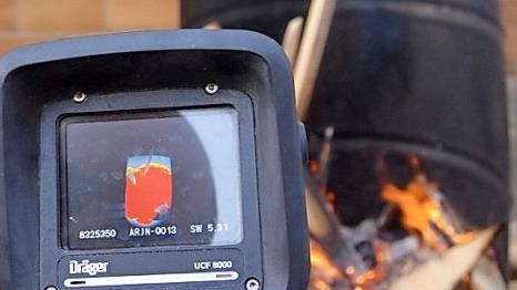 Die Wärmebildkamera zeigt die Hitze eines Brandes gut sichtbar an.