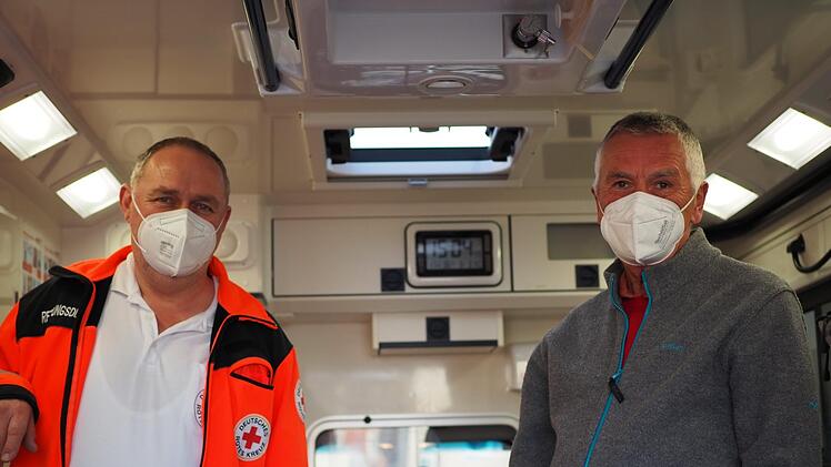Thomas Vollrath (links) und Ubert Engelhardt in einem Rettungswagen des Roten Kreuzes.