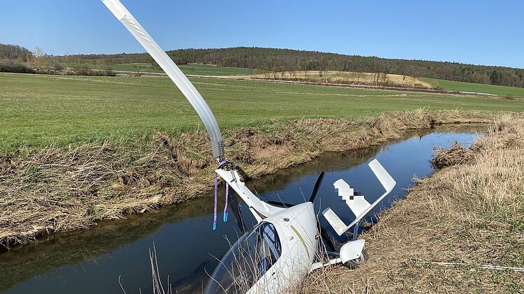 Gyrocopter stürzt nach gescheitertem Landeversuch in Bach