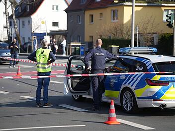 Schwerer Verkehrsunfall in Kreuzungsbereich: Audi kollidiert mit Fahrradfahrer