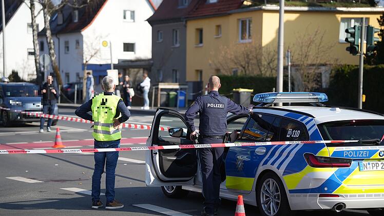 Schwerer Verkehrsunfall in Kreuzungsbereich: Audi kollidiert mit Fahrradfahrer